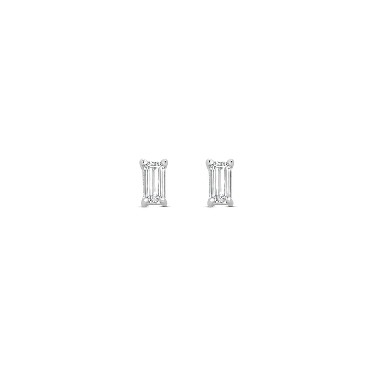 Orecchini in argento rodiato con zirconi, forma rettangolare, misura 4,5 mm.