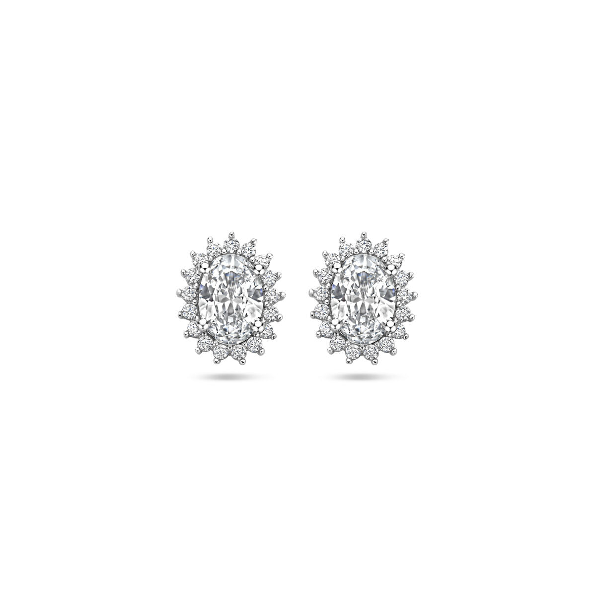 Zilveren gerhodineerde oorknoppen met een ovale zirkonia en stervormige zetting, diameter 10,5 mm.