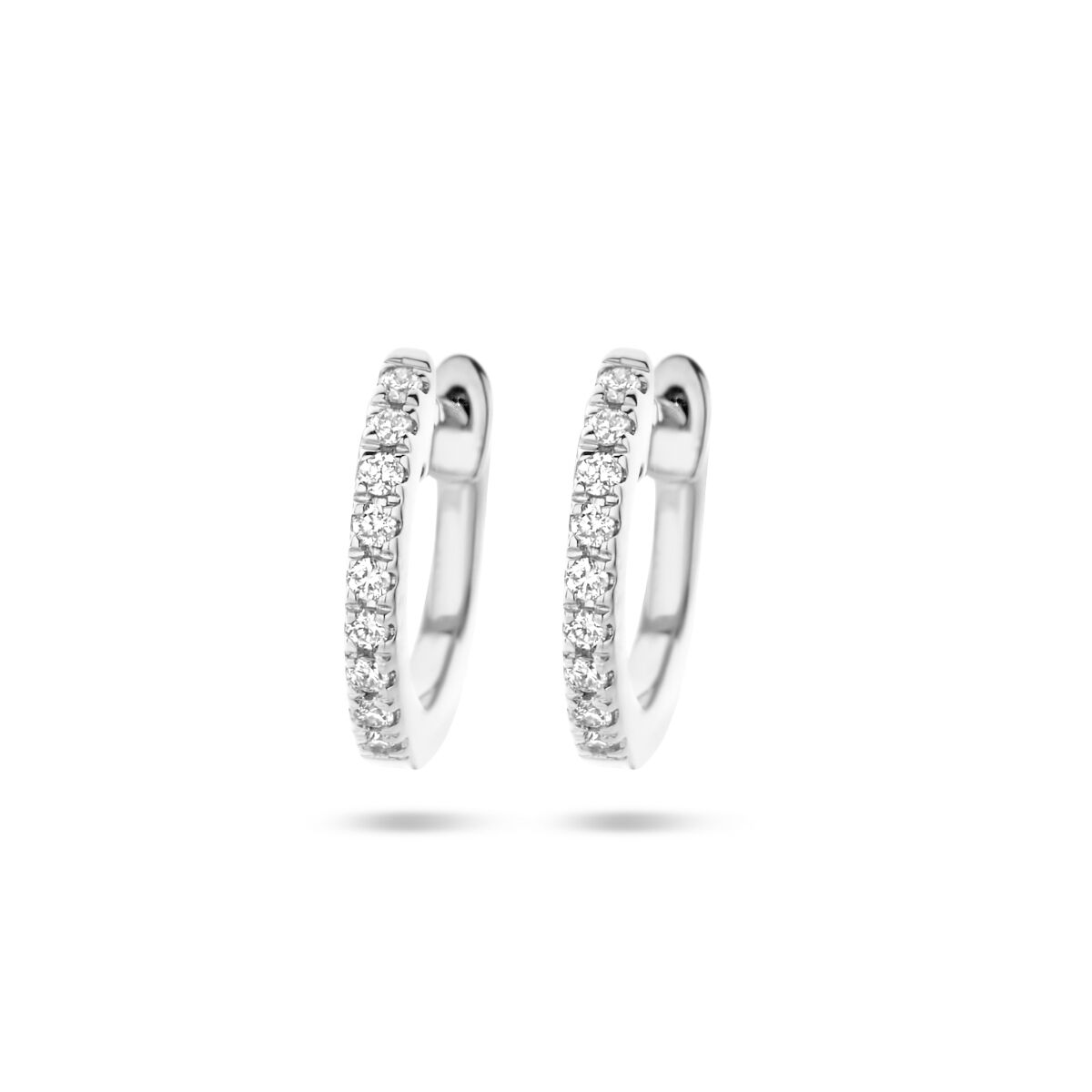 Orecchini alla creola in oro bianco 14K con diamanti da 0,06 ct (2x 0,03 ct) incastonati.