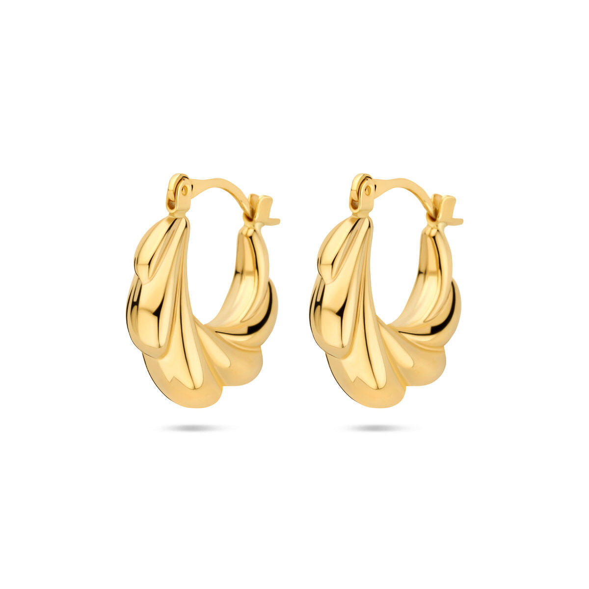 Oorringen van 14K geelgoud met een golvende, sculpturale vorm van 19 mm.