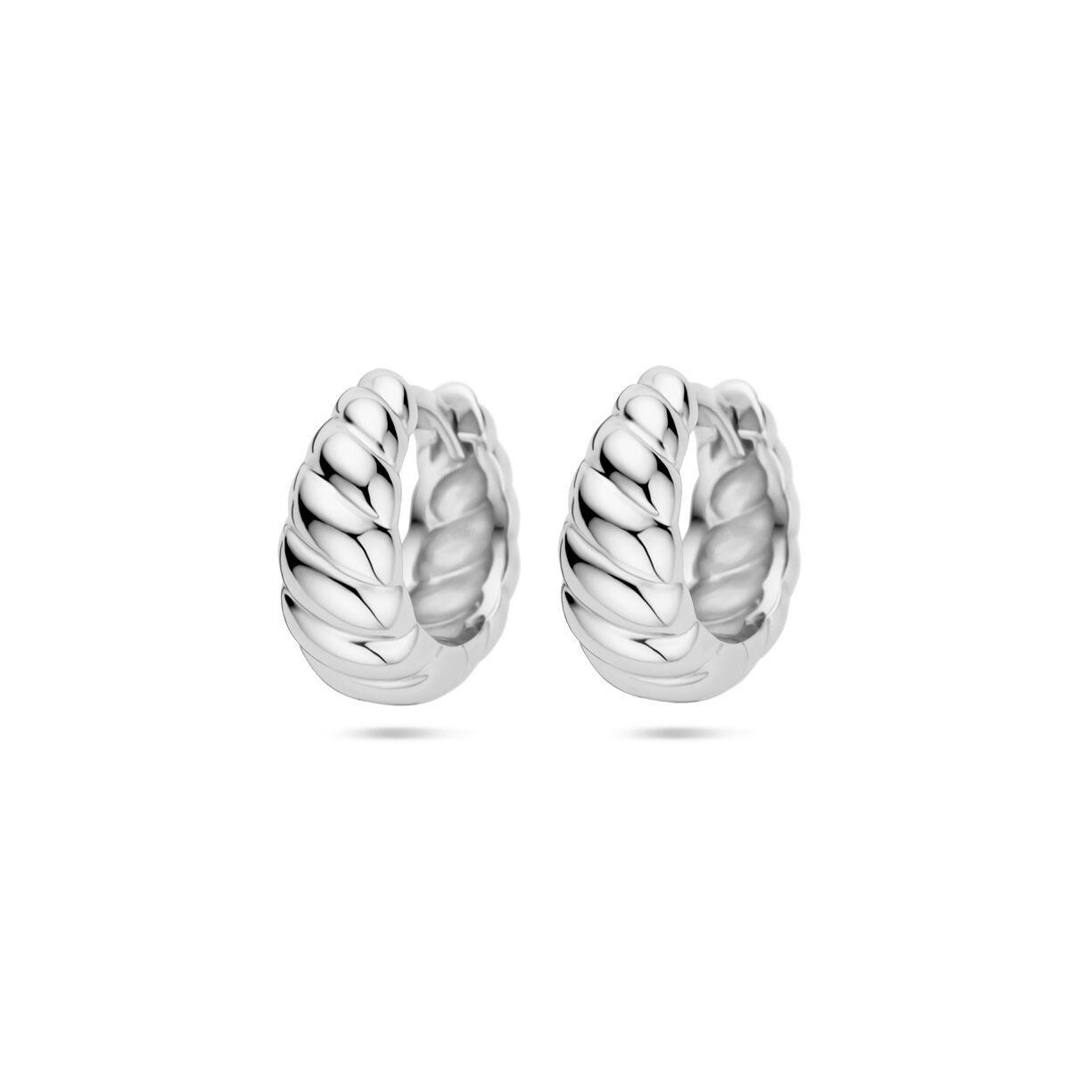 Orecchini alla creola in argento rodiato, con design intrecciato di 6,5 mm.
