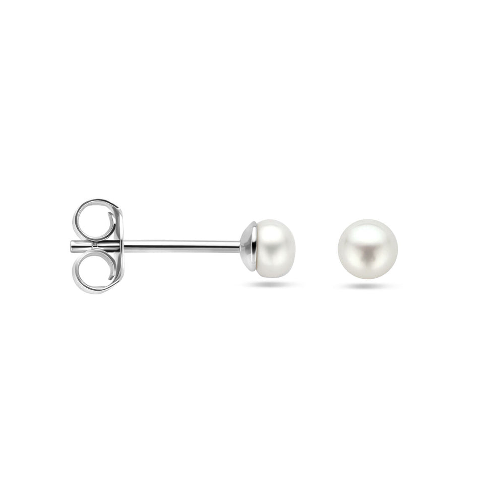 Een paar oorknoppen parel zilver gerhodineerd uit de Van der Kooij Collectie, getoond van de zijkant en voorkant tegen een witte achtergrond-een tijdloze toevoeging aan je zilveren sieraden.