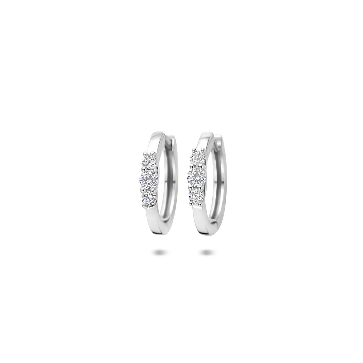 Orecchini alla creola in argento 925 rodiato con zircone, design semplice e brillante.