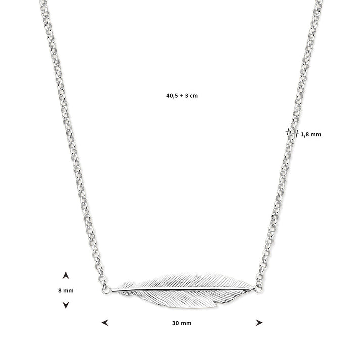 Het collier veer 40,5 + 3 cm zilver gerhodineerd van Van der Kooij Collectie heeft een veren hanger van 30 x 8 x 1,8 mm aan een fijne jasseron schakel. Alle maten zijn duidelijk aangegeven.