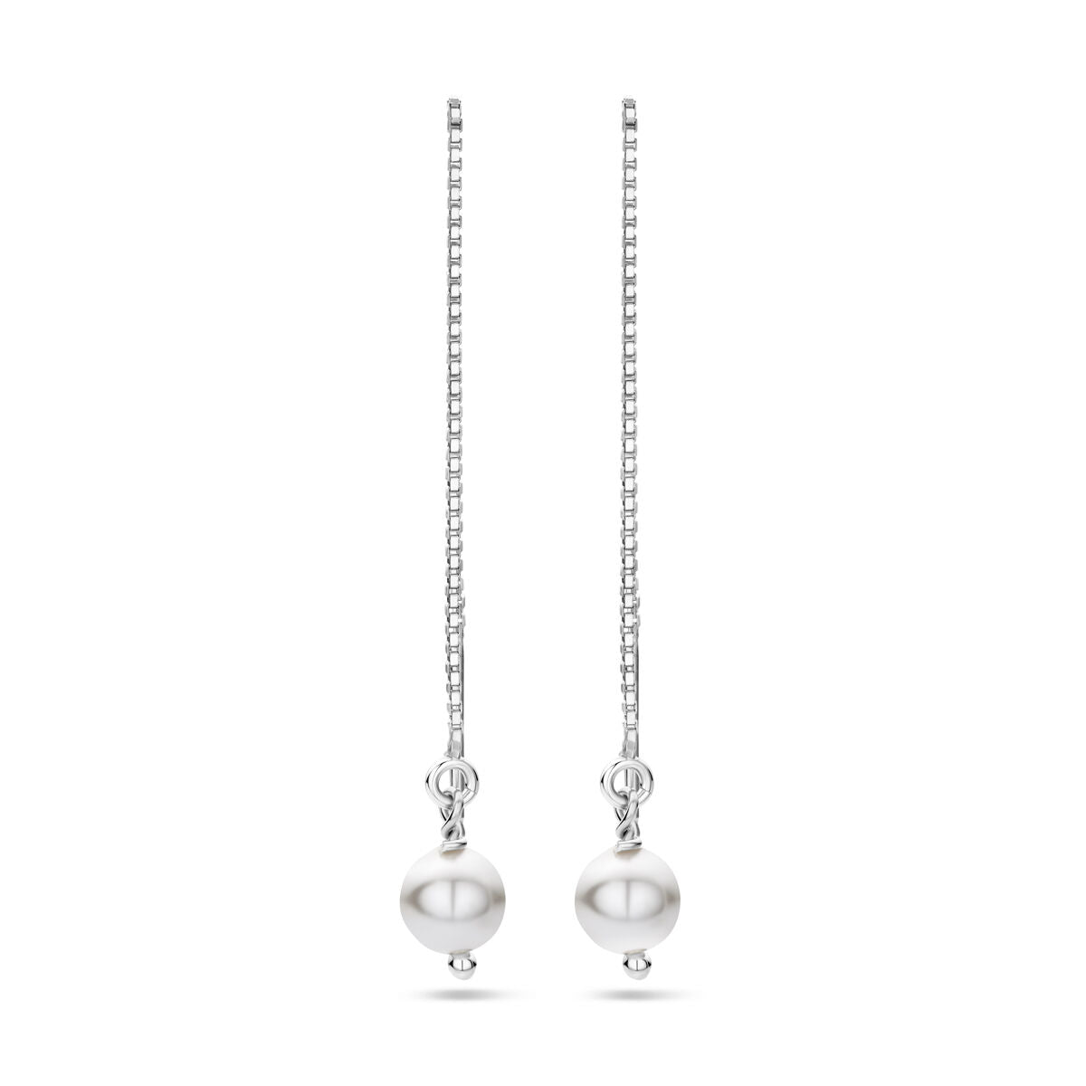 Een paar Van der Kooij Collectie doortrekoorbellen swarovski parel zilver gerhodineerd, met delicate zilveren kettingen elk versierd met een enkele ronde Swarovski parel, wordt getoond tegen een effen witte achtergrond.