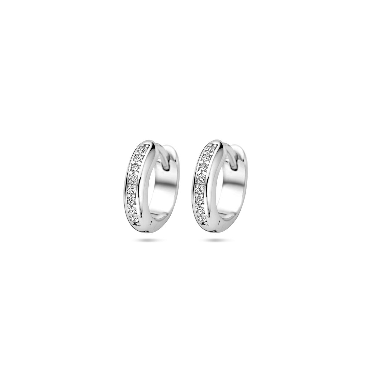 Zilveren klapoorringen van 12 mm met een rij zirkonia-steentjes aan de voorkant.