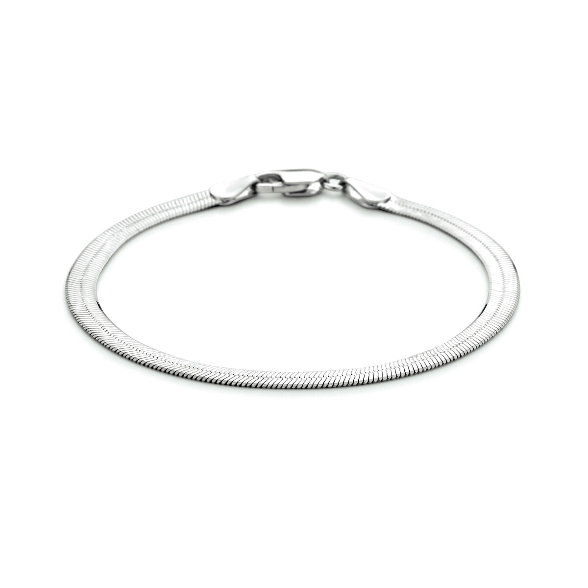 Bracciale piatto in argento rodiato di 4,5 mm di larghezza.