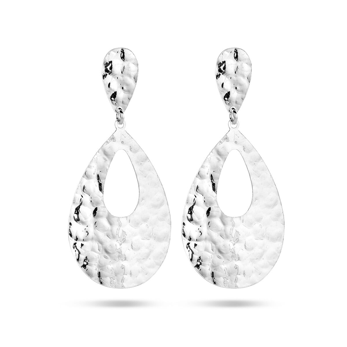 Orecchini a goccia in argento rodiato con finitura martellata.