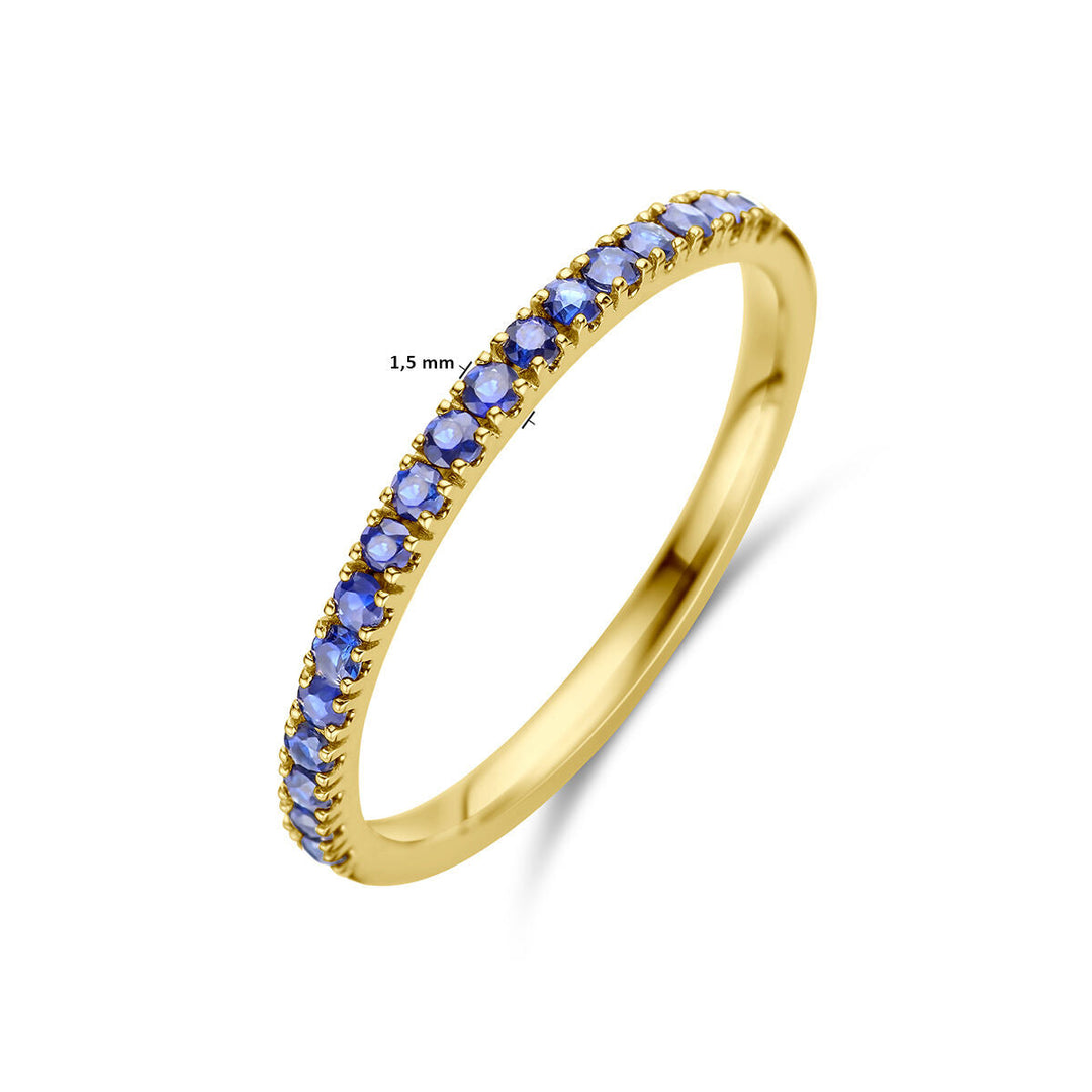 De Van der Kooij Collectie ring met geboortesteen saffier september is een minimalistische 14K geelgouden band van 1,5 mm breed, rondom bezet met kleine ronde saffieren en schitterend gepresenteerd tegen een witte achtergrond.