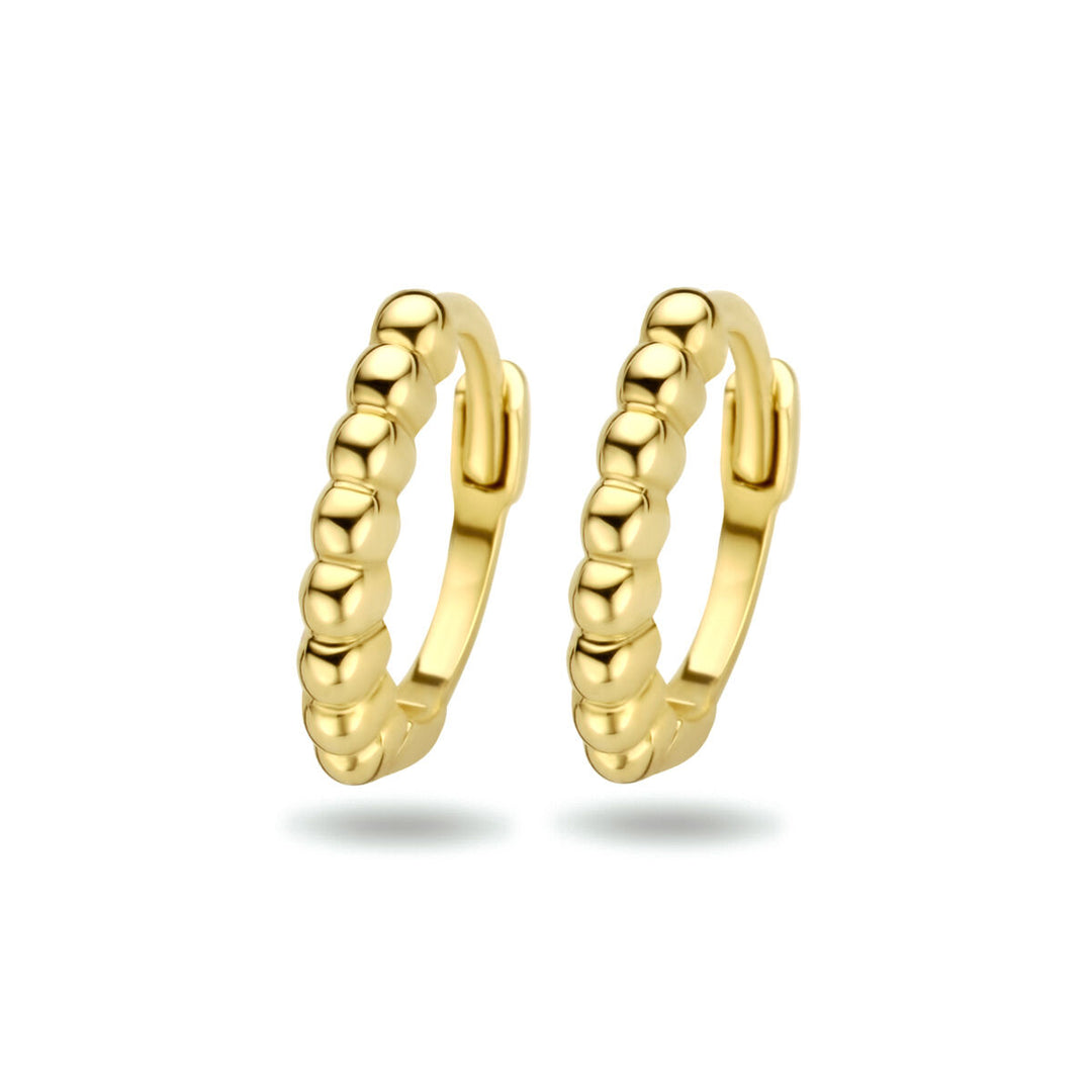 Een paar klapoorringen bolletjes 14K geelgoud van Van der Kooij Collectie, met een kralenstructuur en scharniersluiting, afgebeeld op een witte ondergrond.