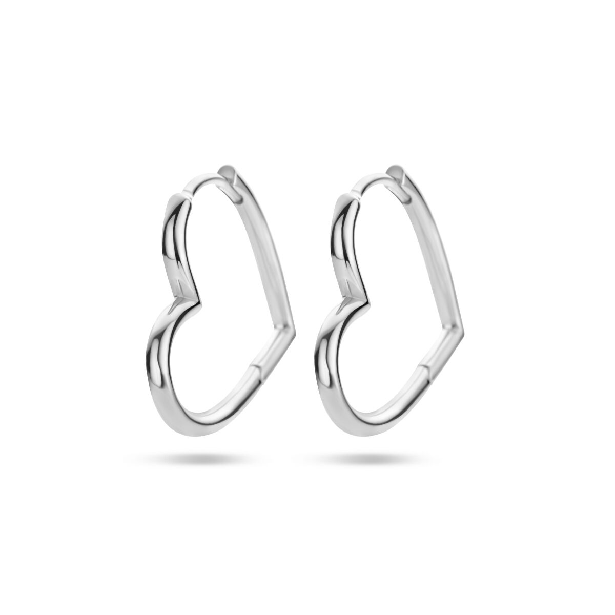 Een paar Van der Kooij Collectie oorringen hart zilver gerhodineerd op een witte achtergrond - perfect voor een romantische Valentijn.