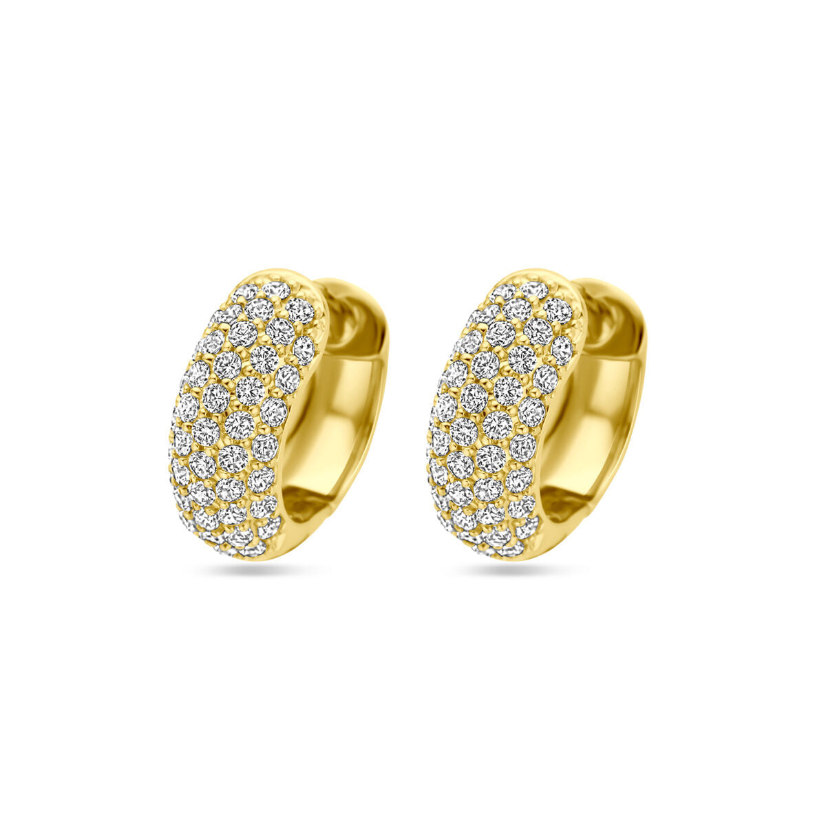 Een paar Van der Kooij Collectie klapoorringen zirkonia 16 mm, zilver verguld (geel) met kleine, schitterende stenen in meerdere rijen, getoond op een witte achtergrond.