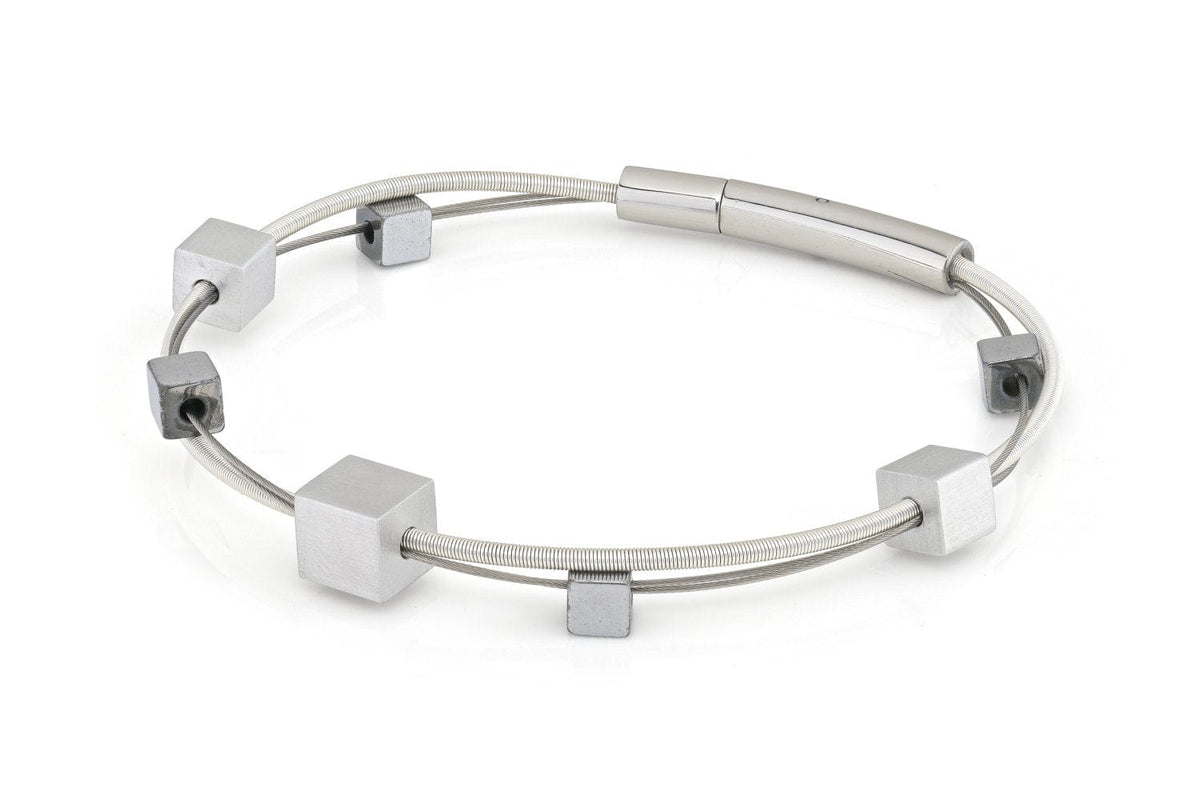 Bracciale in argento con cubetti decorativi e chiusura magnetica.