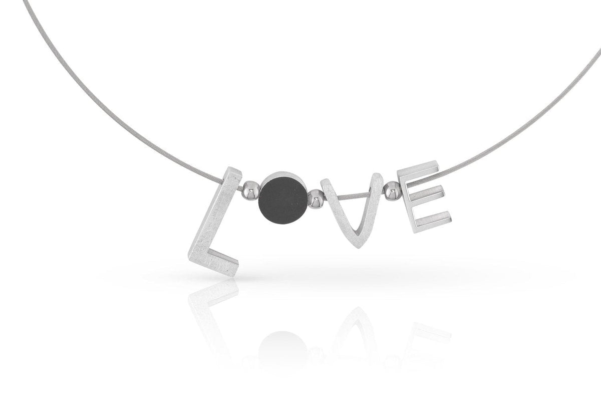 Collana in argento con pendente "LOVE" e dettaglio rotondo nero.