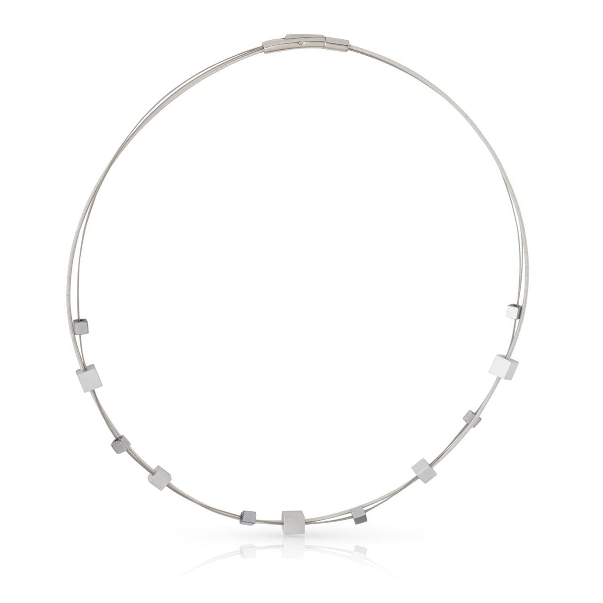 Collana in argento con cubetti giocosi, forma circolare e finitura lucida.