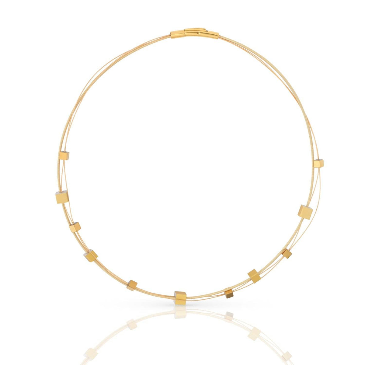 Collana in oro con cubetti giocosi, composta da fili sottili e dettagli geometrici.