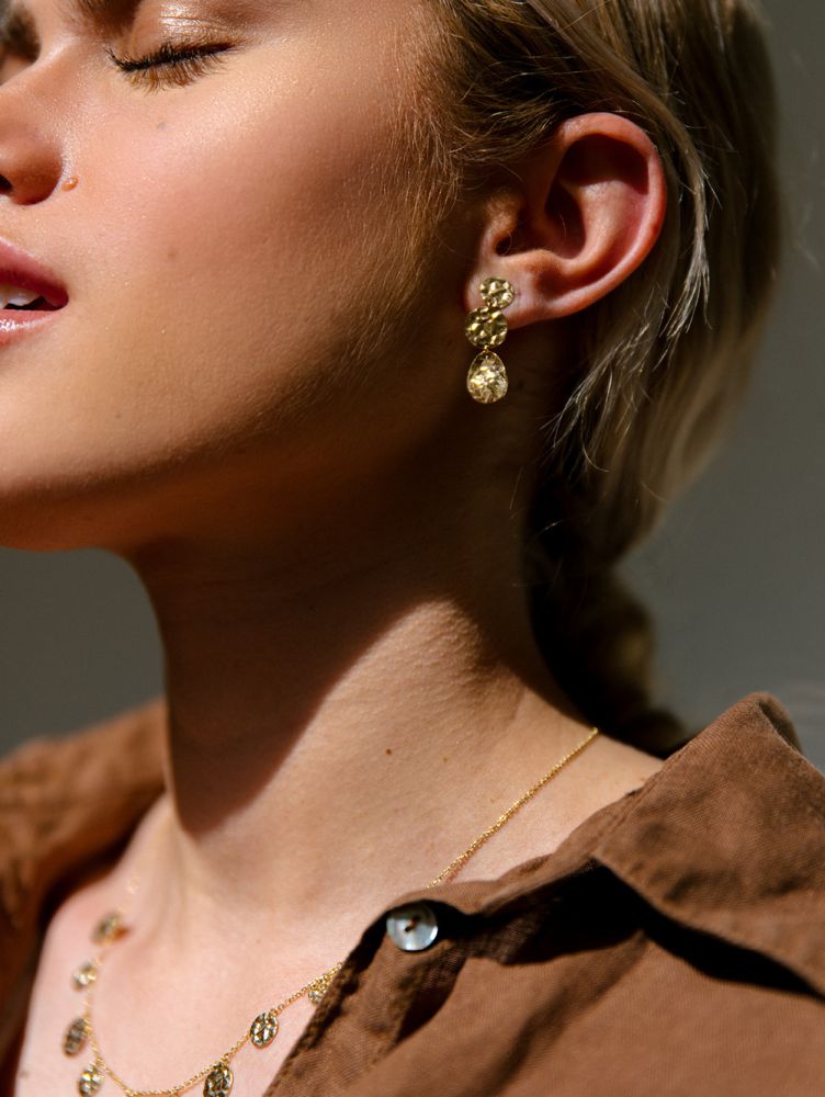 Collana in Oro Giallo 14K con Monete Martellate – Elegante Gioiello da Donna