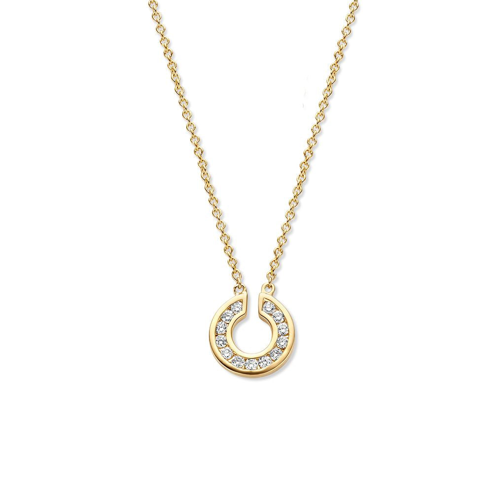 Collana in oro giallo con pendente a forma di cerchio e diamanti.