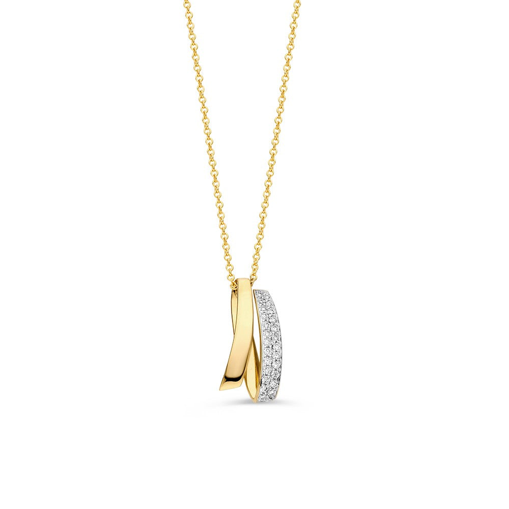 Het Collier geelgoud briljant 0,10 crt. van Excellent Jewelry heeft twee in elkaar grijpende hangers: een gladde geelgouden lus en een pavé diamanten hanger, gepresenteerd op een witte achtergrond.