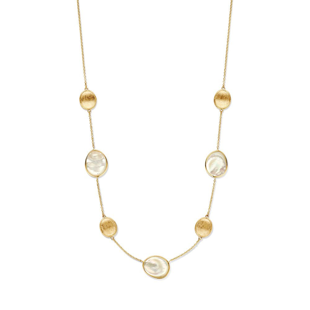 Collana in oro giallo con elementi in oro opaco e madreperla.