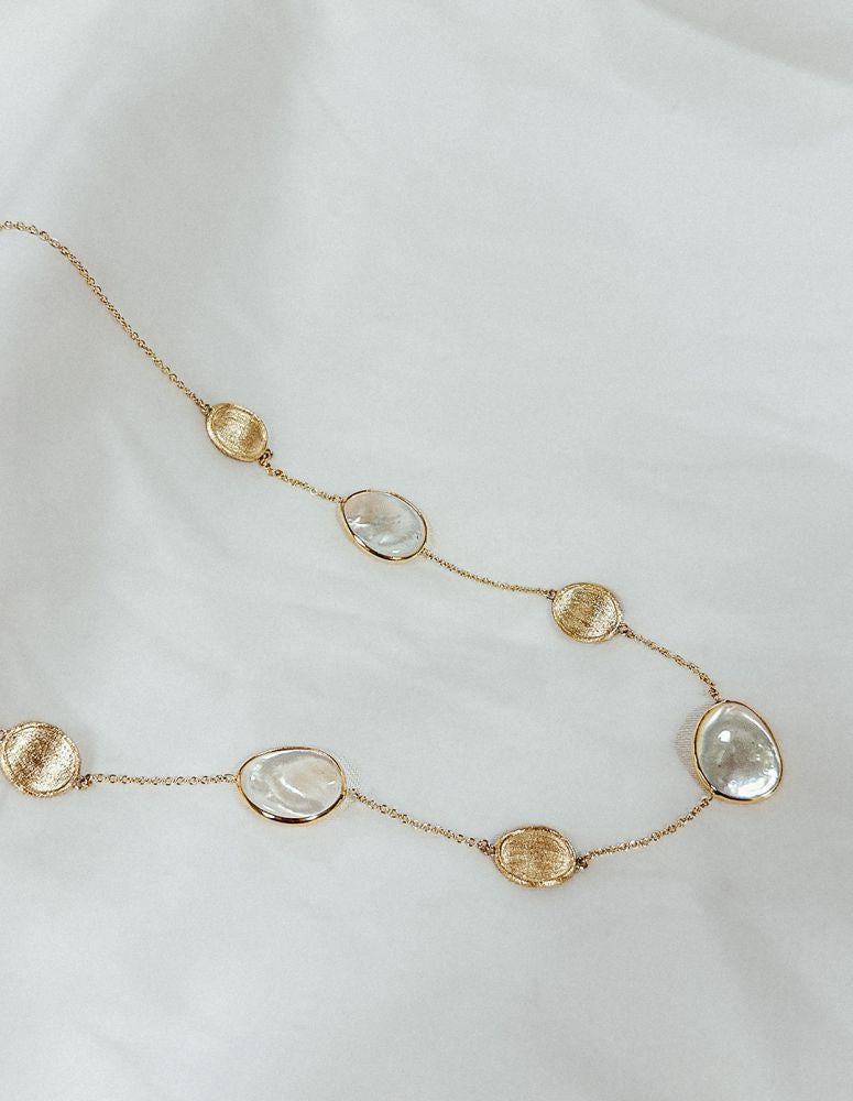 Collana in oro giallo con elementi in oro opaco e madreperla - 14 carati