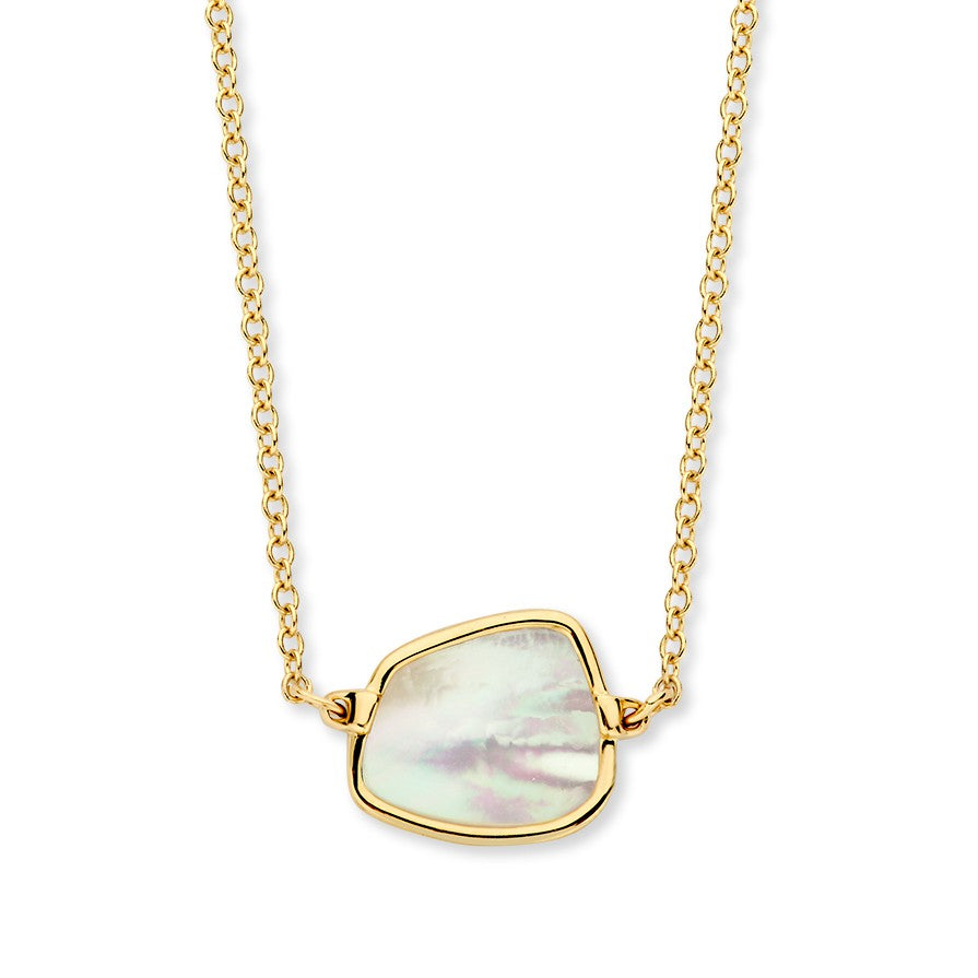 Geelgouden collier met ronde ankerschakel en een parelmoeren hanger in organische vorm.