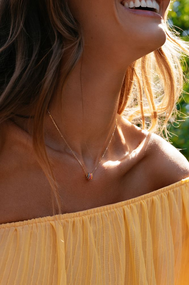 Collana giocosa in oro giallo con tre ciondoli dorati e zaffiri colorati a sfumatura - 14 carati