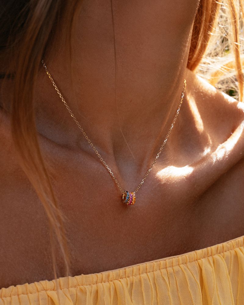 Collana giocosa in oro giallo con tre ciondoli dorati e zaffiri colorati a sfumatura - 14 carati