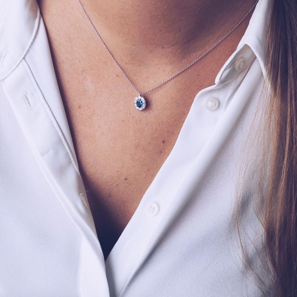 Collana in oro bianco con ciondolo entourage e zaffiro - 14 carati