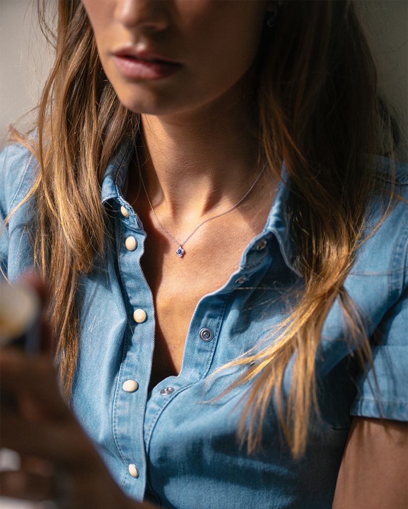 Collana in oro bianco con ciondolo a fiore, zaffiro blu e diamante - 14 carati