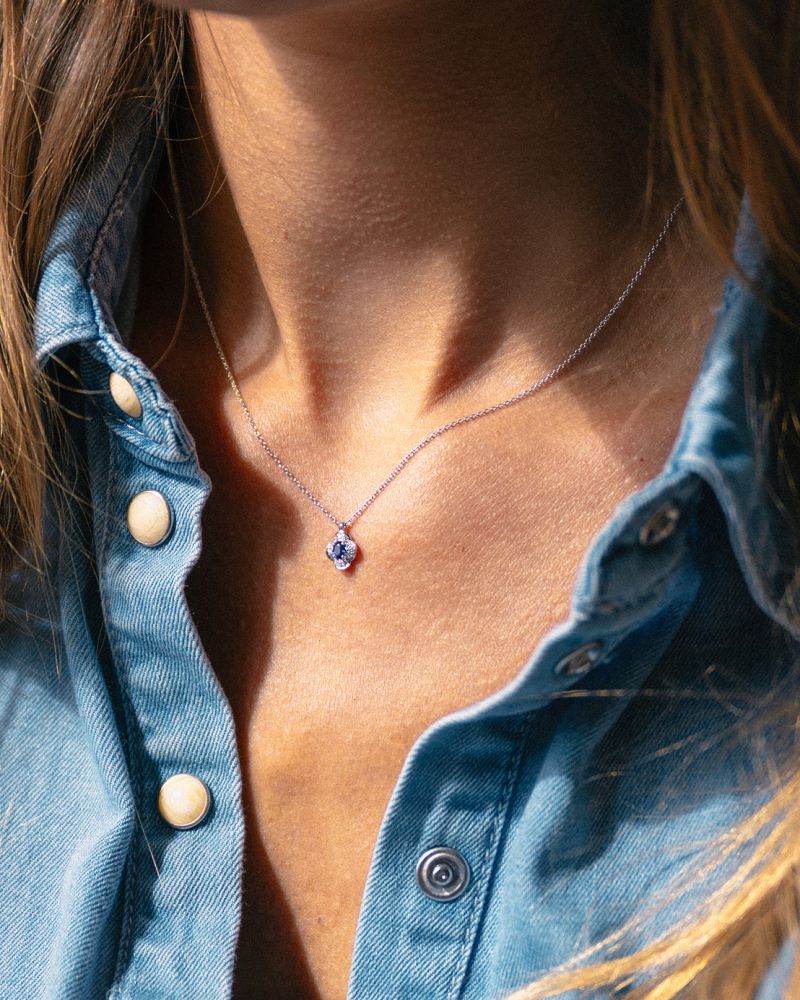 Collana in oro bianco con ciondolo a fiore, zaffiro blu e diamante - 14 carati