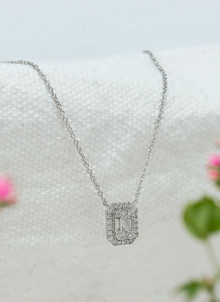 Collana in oro bianco con ciondolo taglio smeraldo e diamanti taglio brillante e baguette - 14 carati
