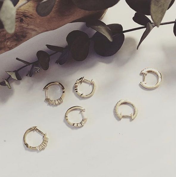 Eleganti Creole in Oro Giallo Sottili con Zirconi – Lusso Sottile per Ogni Giorno