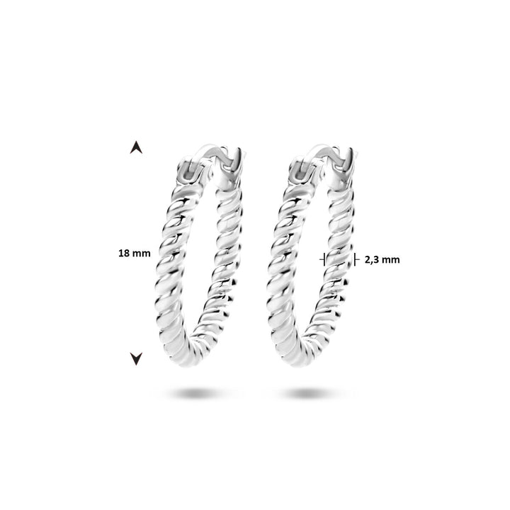 Van der Kooij Collectie oorringen gedraaid zilver gerhodineerd, 18 mm diameter en 2,3 mm dik, getoond op een witte achtergrond met maatindicaties.