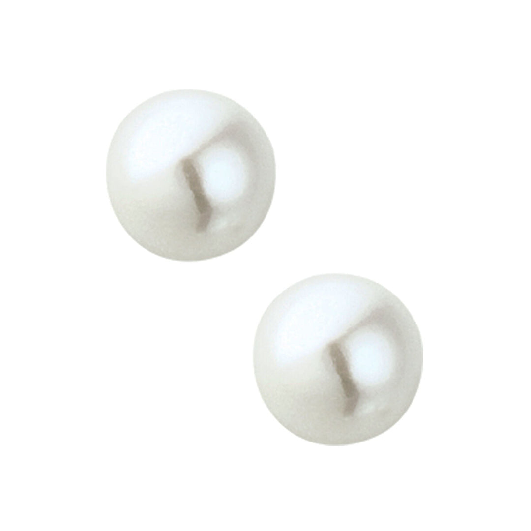 Tegen een witte achtergrond zijn twee ronde, witte zoetwaterparels met een gladde, glanzende afwerking afgebeeld, ideaal voor de Van der Kooij Collectie oorknoppen parel 14K geelgoud.