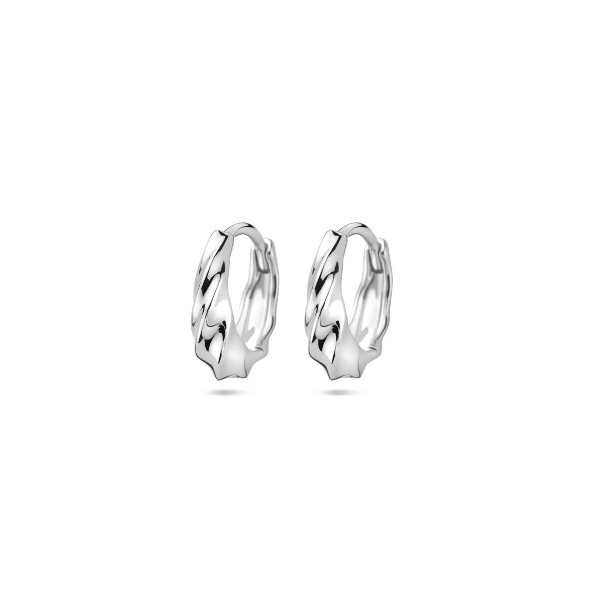 Zilveren klapoorringen van 13 mm met een gedraaide structuur en gerhodineerde afwerking.