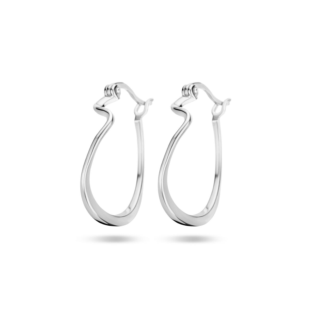 Orecchini alla creola in argento rodiato con una forma sinuosa e lucida.