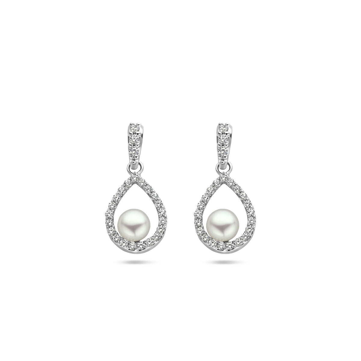 Orecchini pendenti in argento rodiato con perla centrale e zirconi a forma di goccia.