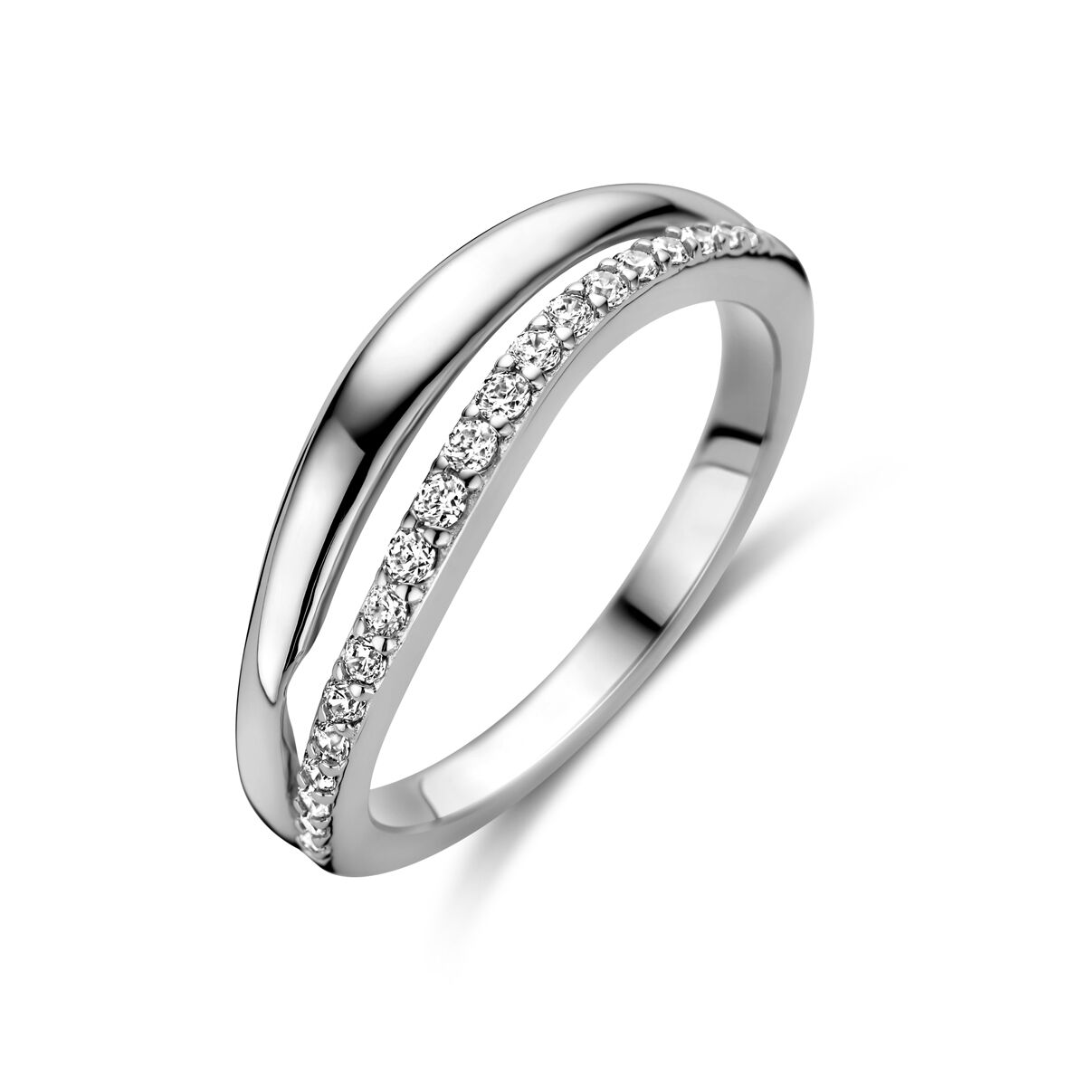 anello in argento rodiato con zirconia, forma liscia e dettagli brillanti lungo un lato