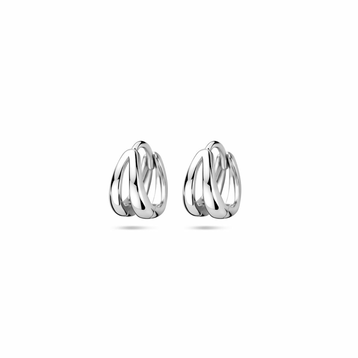 Zilveren klapoorringen van 10,5 mm met een glanzende gerhodineerde afwerking en een moderne, golvende vorm.