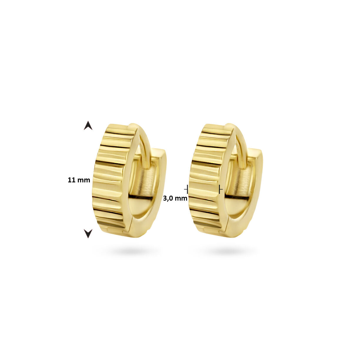Paar kleine klapoorringen 1 micron zilver verguld (geel) van Van der Kooij Collectie, met geribbelde textuur. Deze goudkleurige oorbellen zijn 11 mm hoog en 3 mm breed en worden getoond tegen een witte achtergrond.
