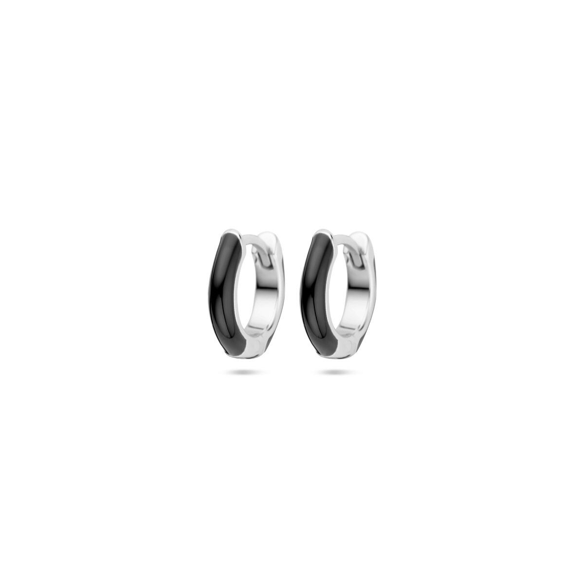 Orecchini alla creola in argento rodiato con smalto nero, diametro di 10,5 mm.
