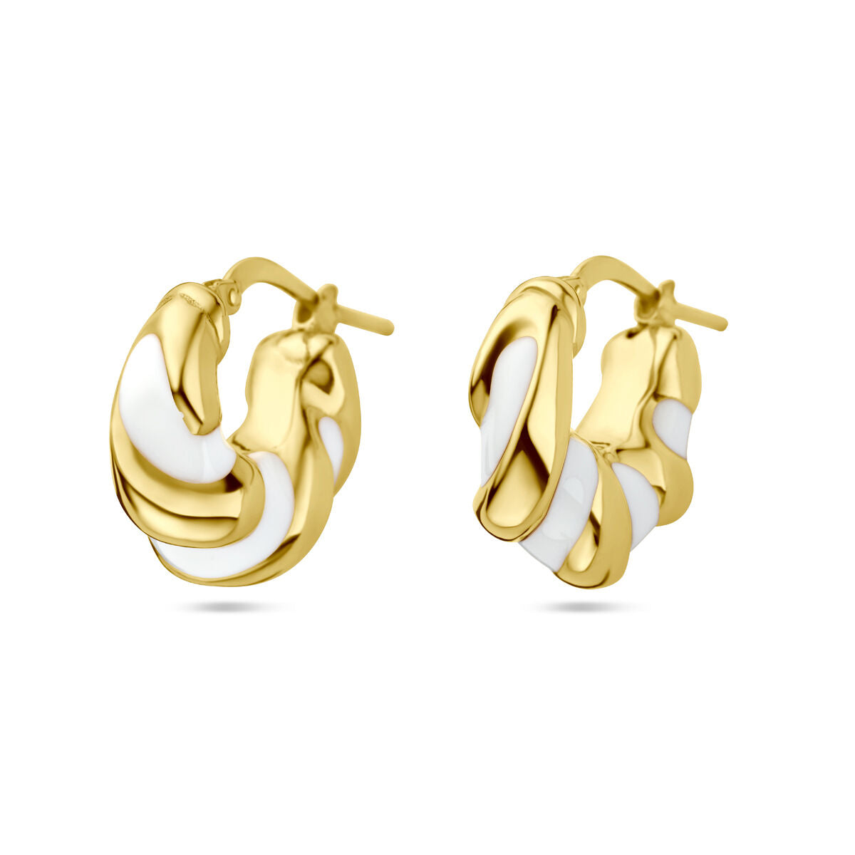 Orecchini alla creola in argento dorato con smalto bianco, design intrecciato.
