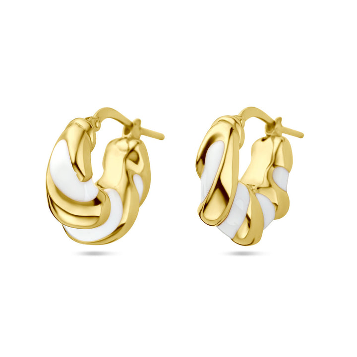 Een paar Van der Kooij Collectie oorringen gedraaid met emaille 1 micron zilver verguld (geel), met een gedraaid ontwerp met gladde gouden en glanzende witte emaille accenten.