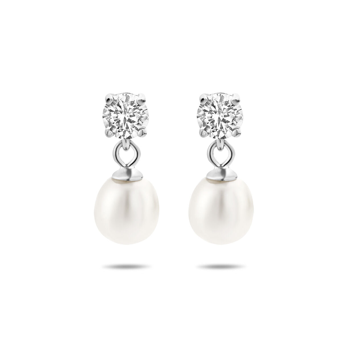 Orecchini in argento rodiato con zirconi e perle bianche.