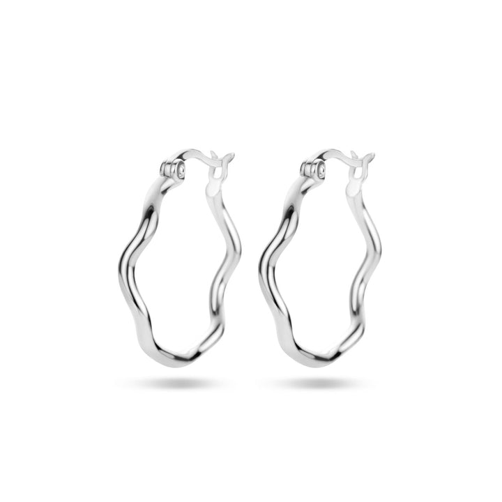 Een paar Van der Kooij Collectie oorringen zilver gerhodineerd voor dames, met een golvend, onregelmatig ontwerp in gerhodineerd 925 zilver, afgebeeld op een effen witte achtergrond.