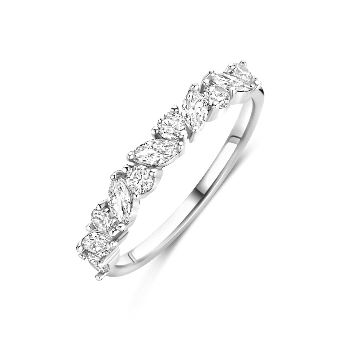 Zilveren damesring met markies zirkonia, 3.5 mm breed, met een golvende schakelstructuur en sprankelende stenen.