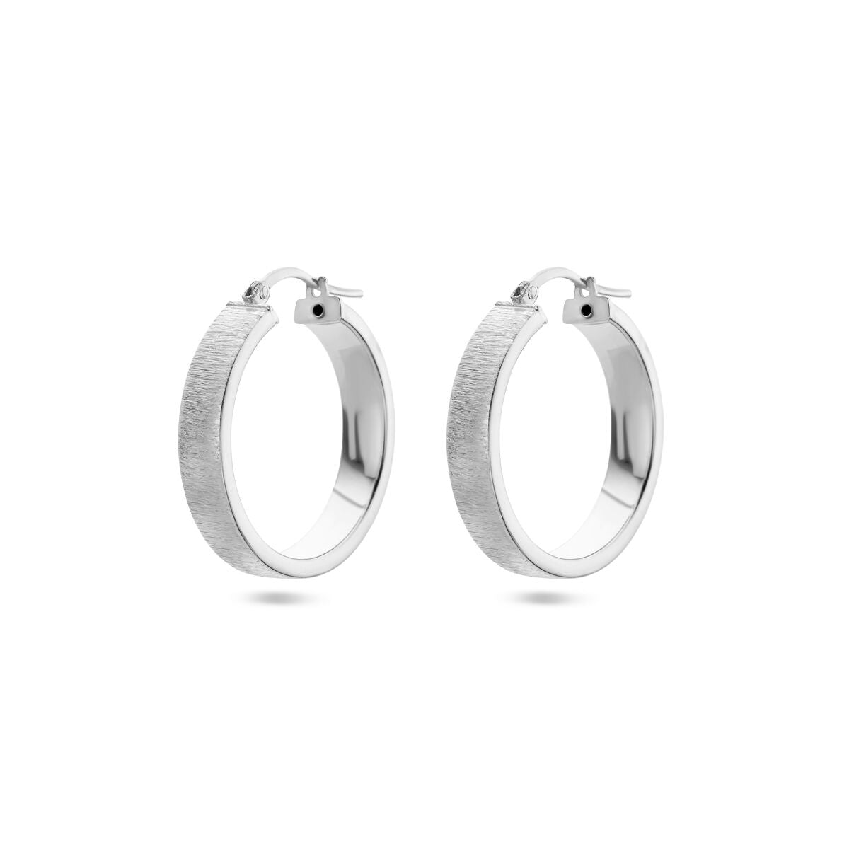 Orecchini alla creola in argento rodiato con finitura opaca e lucida.