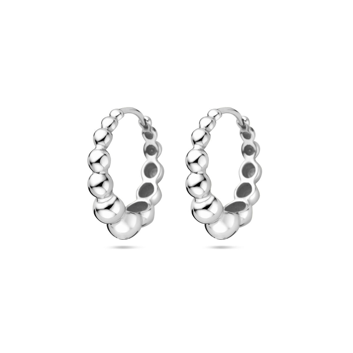 Zilveren klapoorringen van 17 mm met een gerhodineerde afwerking en een bolle, speelse structuur.