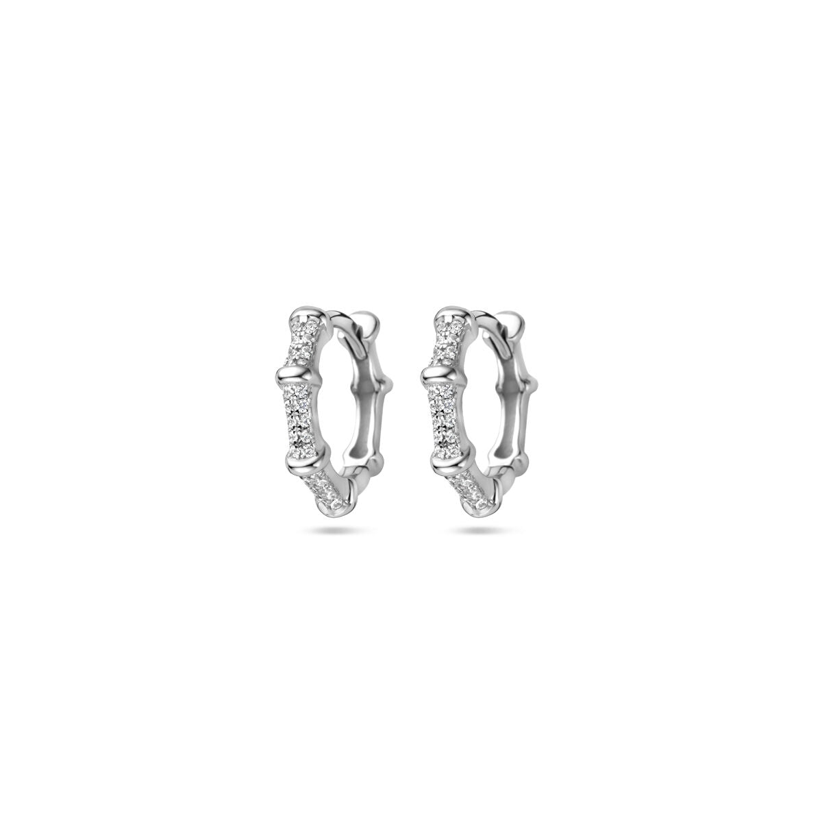 Zilveren klapoorringen van 13 mm met gerhodineerde afwerking en zirkonia steentjes.